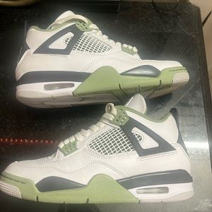 Jordan 4 “Seafoam” Woman’s size 7.5